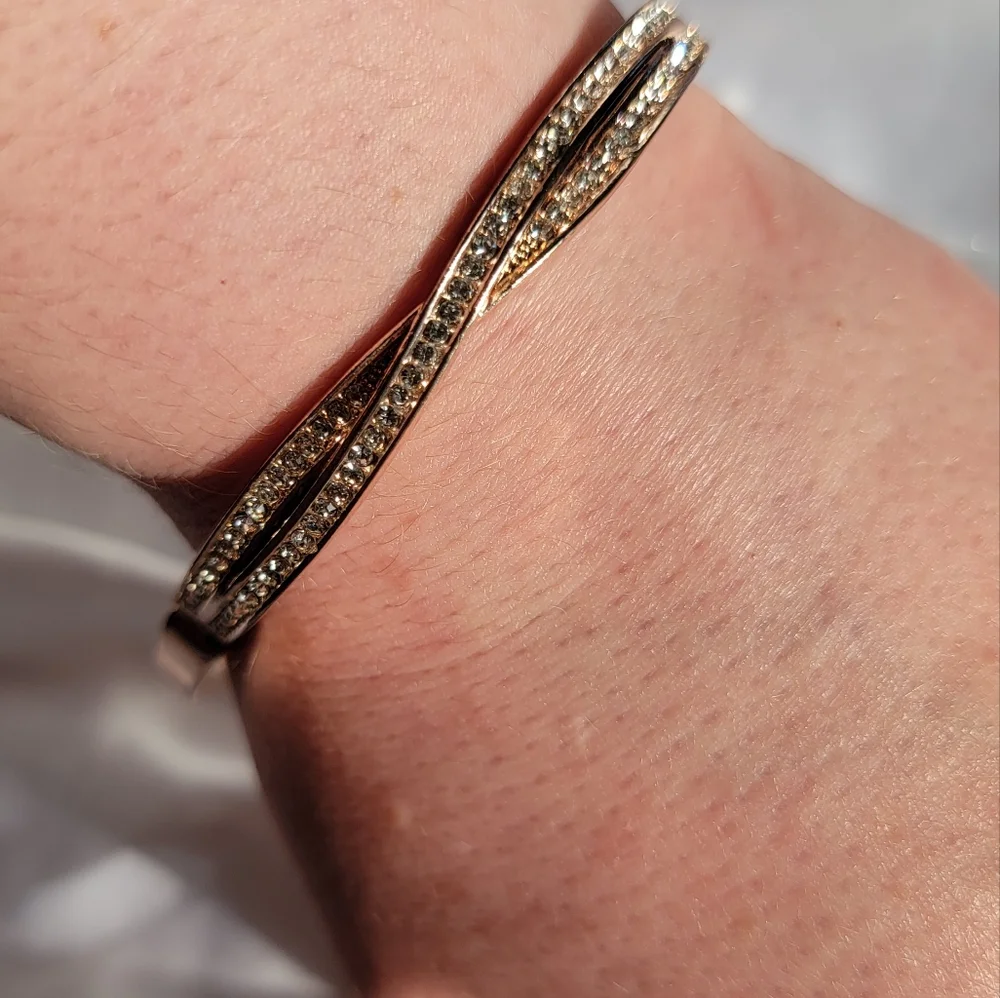 Rose gold tone clasp bangle with crystal stones women's costume jewelry - Picture 5 of 6